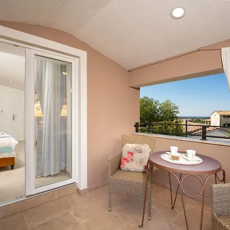 Corinna By Briskva * Kukci